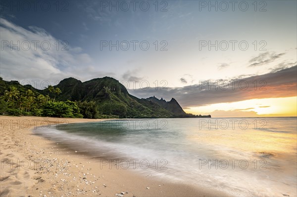 Tunnels Beach mit Blick auf Haena State Park