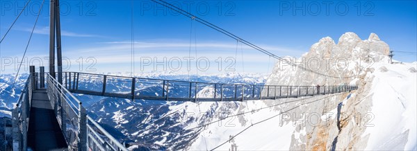 Blauer Himmel ueber alpiner Winterlandschaft