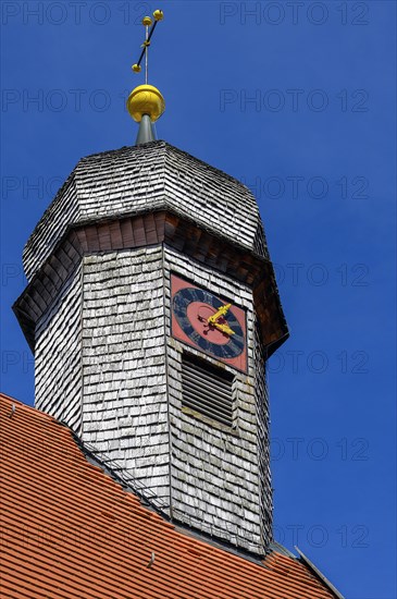 Kirchturm mit Uhr und Holzschindeln