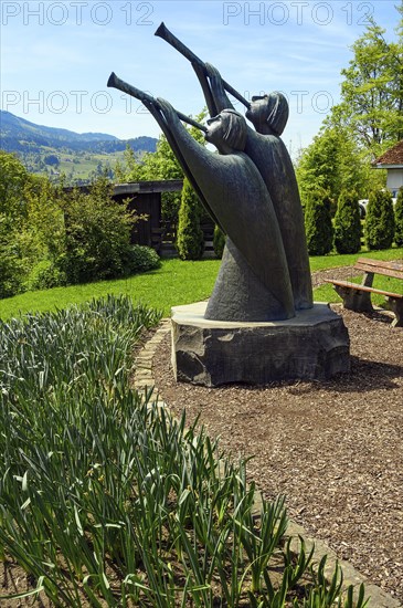 Bronze sculpture 'Wake-up call' by Georg Bentele-Uecker