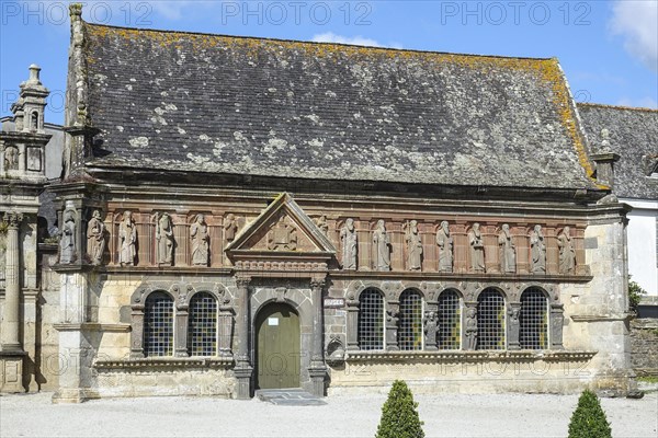 Ossuary Ossuaire with statues of the Apostles