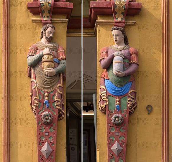 Weiblich-und maennlich Hermen mit Apothekengefaessen