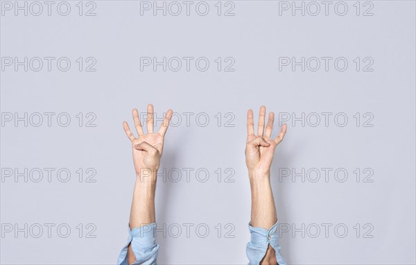 Man hands counting four