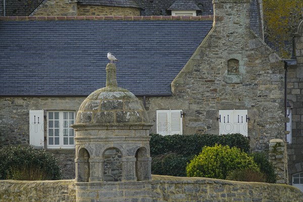 Chapel Saint-Ninien and old dwellings at the port of Roscoff