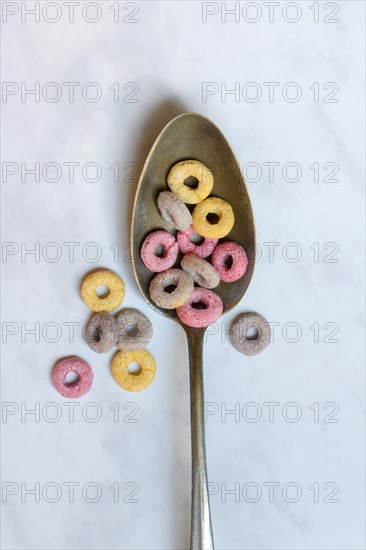 Fruit-flavoured cereal rings in spoon