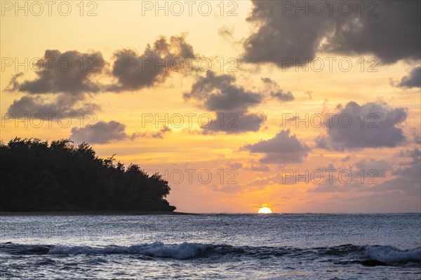 Sonnenuntergang am Tunnels Beach