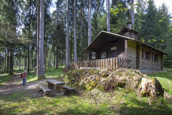 Hikers in front of the lumberjack's hut on the Moorwald adventure trail