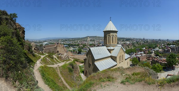 Blick von der Festung Narikala zur Sankt Nikolaus Kirche und auf die Altstadt