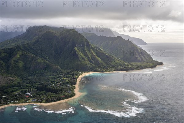 Luftaufnahme der Na Pali Coast und des Haena State Park