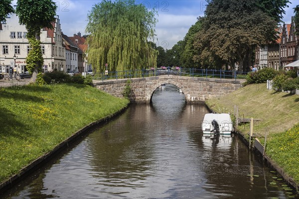 Bridge over the central canal Mittelburggraben