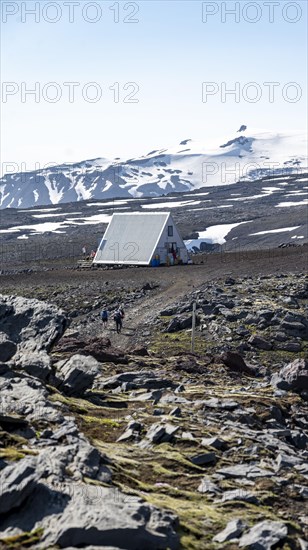 Hikers at Baldvinsskali mountain hut