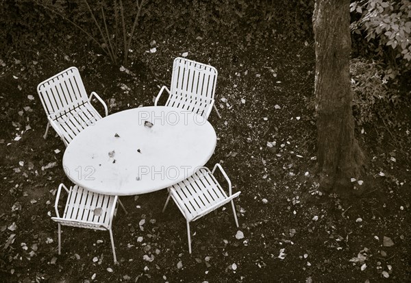 Gartentisch mit vier Stuehle im Garten