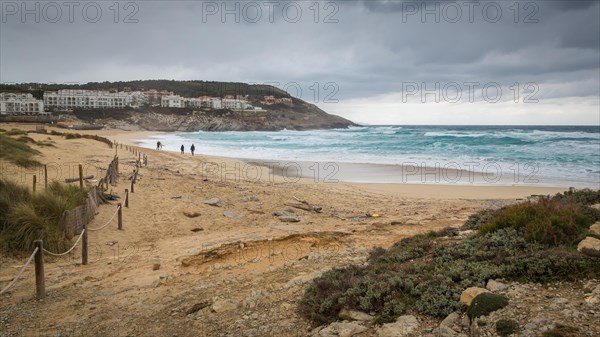 Strand und Duenen an Bucht Cala Mesquida bei Unwetter