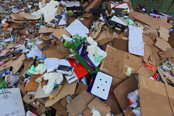 Altpapier fuer das Recycling in einem Recyclingbetrieb