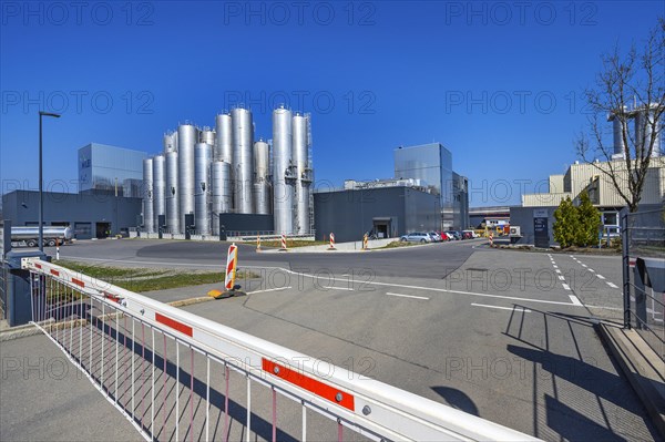 Schranke vor Fabrik mit Hochsilos