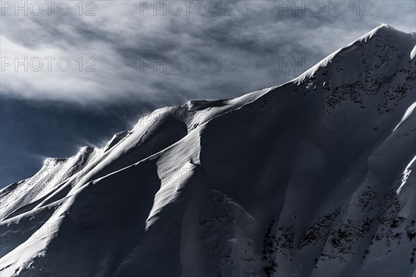 Tief verschneite Berglandschaft