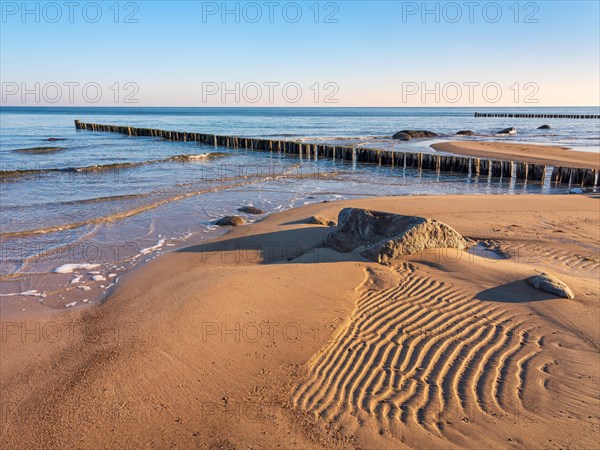Unberuehrter Strand an der Ostsee mit Buhnen und Sandrippeln