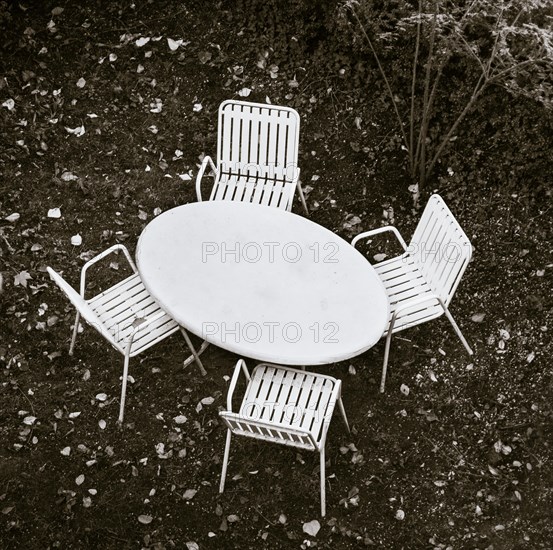 Gartentisch mit vier Stuehle im Garten