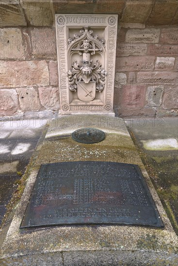 Grave with coats of arms and inscriptions of the fallen of the First World War 1914 to 1918