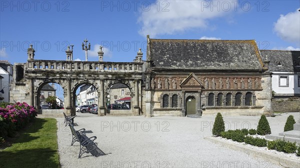 Arc de Triomphe Triumphal Arch and Ossuaire Ossuary with Statues of the Apostles