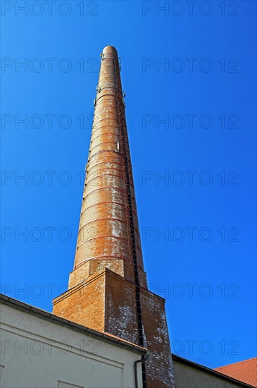 Altes Fabrikgebaeude mit Schornstein