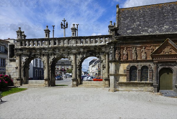 Arc de Triomphe Triumphal Arch and Ossuaire Ossuary with statues of the Apostles