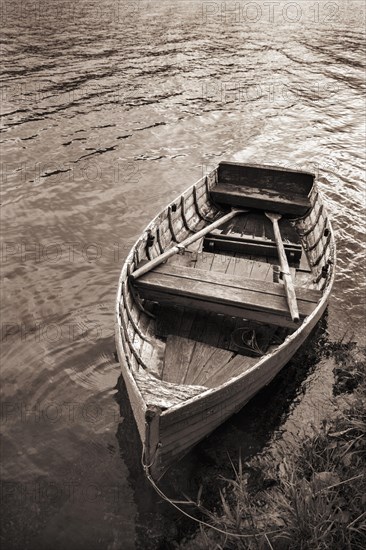 Leeres Ruderboot am Seeufer