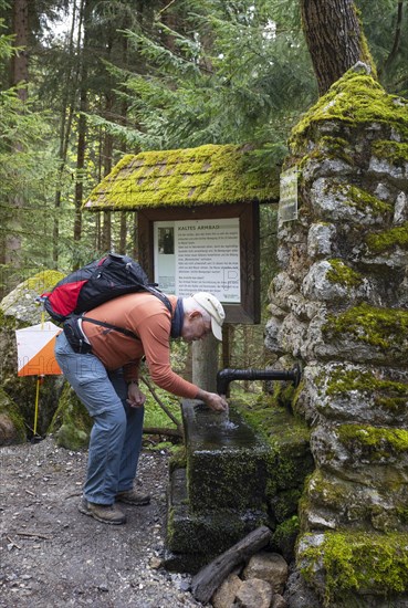 Hikers at the Kneipp treading pool on the Moorwald adventure trail