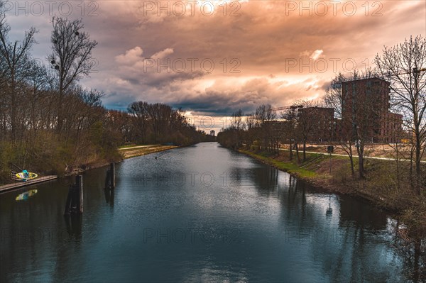 The Mittelland Canal in Hanover's Limmer district flows next to the future new Wasserstadt