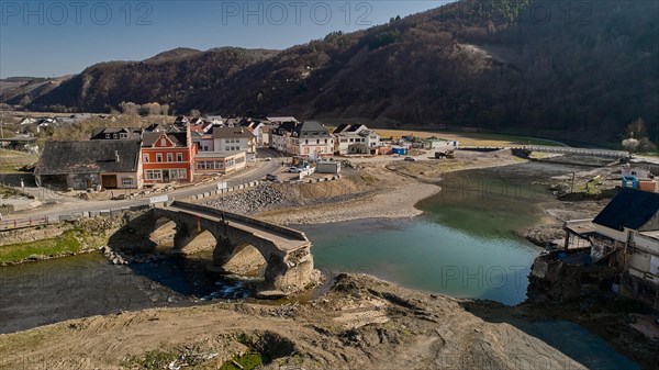 Rech nach der Flutkatastrophe mit der zerstoerten Nepomukbruecke. Rech