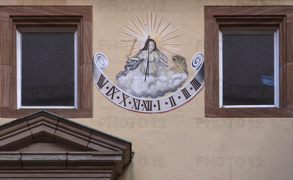 Sonnenuhr im Hof vom ehemaligen Krafftschen Haus