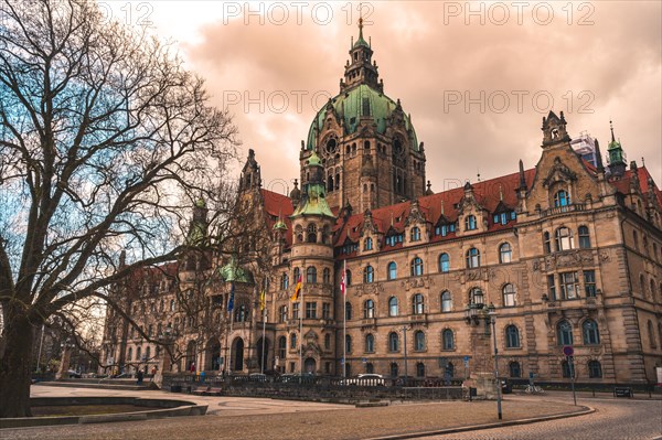 Das neue Rathaus von Hannover mit dicken Gewitterwolken