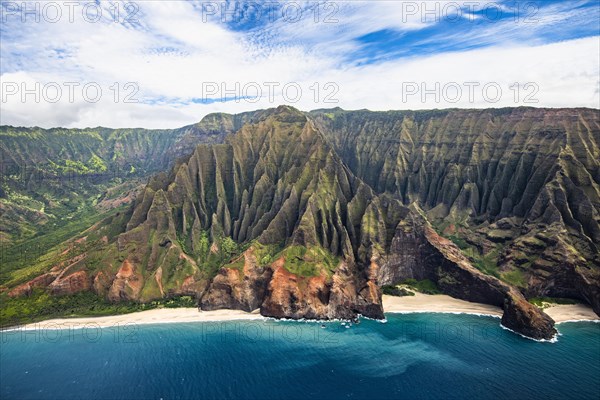 Luftaufnahme der zerkluefteten Na Pali Coast