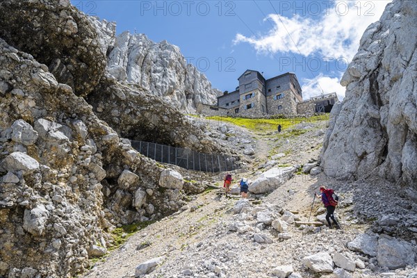 Hikers climbing to the Meilerhuette