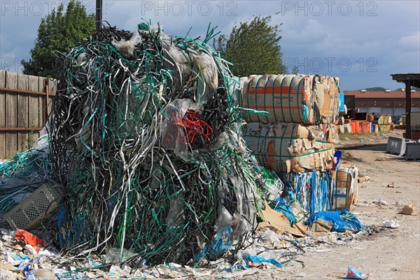 Plastikfolien und Altpapier in einem Recyclingbetrieb