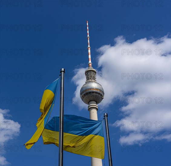 Die Ukrainische Nationalflagge vor dem Berliner Fernsehturm am Alexanderplatz