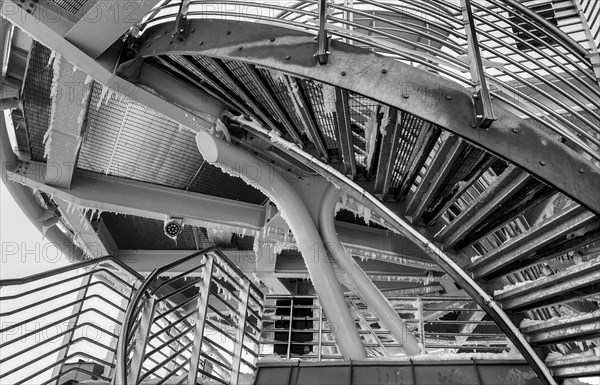 Schwarz weiss Foto einer vereisten Treppe am Pointe Helbronner