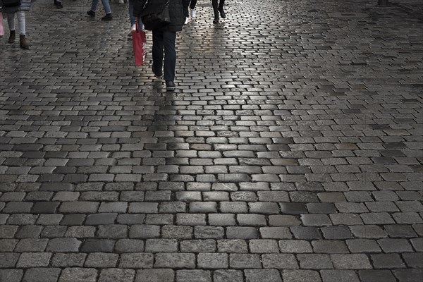 Regennasses Strassenpflaster in der Fussgaengerzone