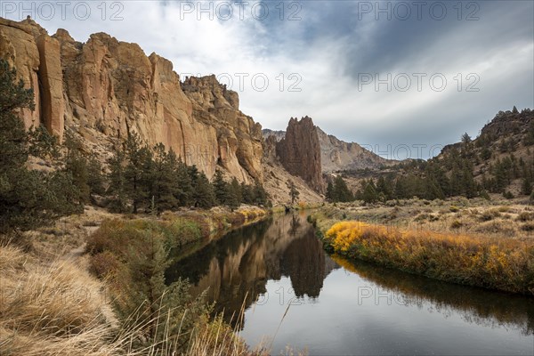 Rock walls reflected in the course of the Crooked River