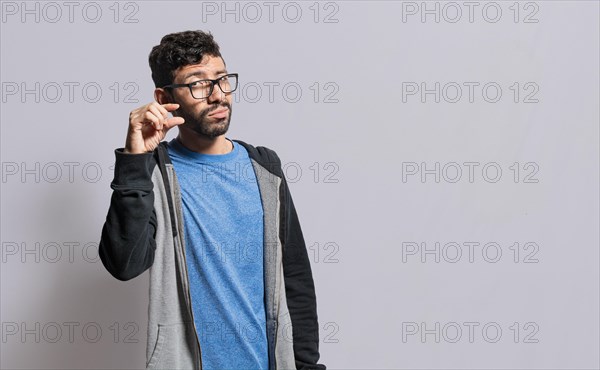 Person showing a small amount with his fingers