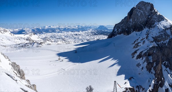 Blauer Himmel ueber alpiner Winterlandschaft