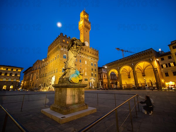 Vollmond ueber Palazzo Vecchio