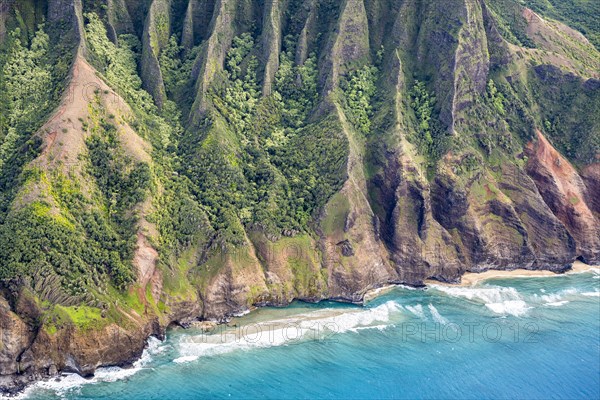 Luftaufnahme der zerkluefteten Na Pali Coast