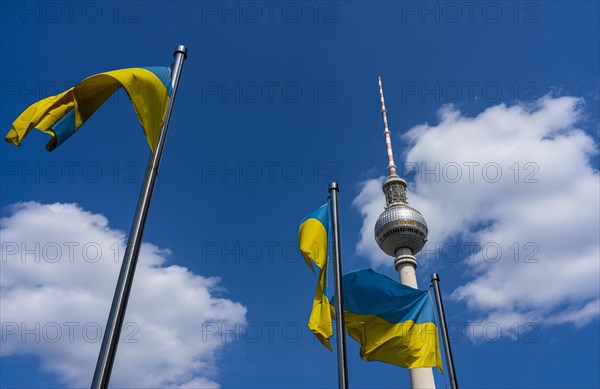 Die Ukrainische Nationalflagge vor dem Berliner Fernsehturm am Alexanderplatz