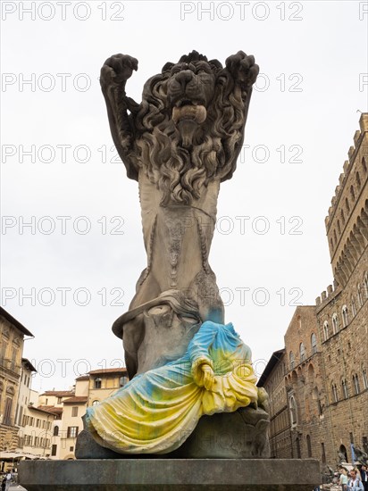 Loewenstatue und Torso in den Farben der Ukraine