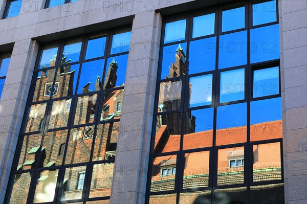 Oberlandesgericht spiegelt sich in Glasfassade des Elisenpalast