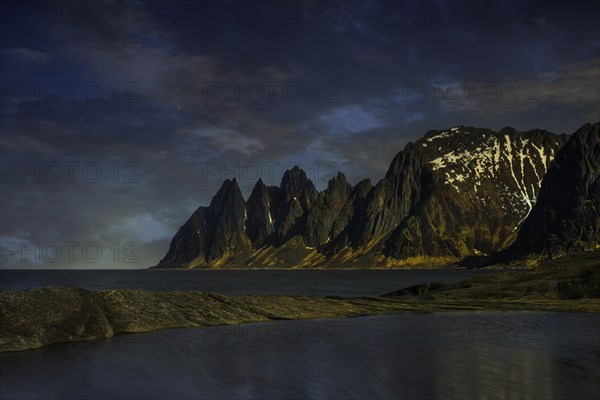 Abendstimmung an der Felskueste von Tungeneset