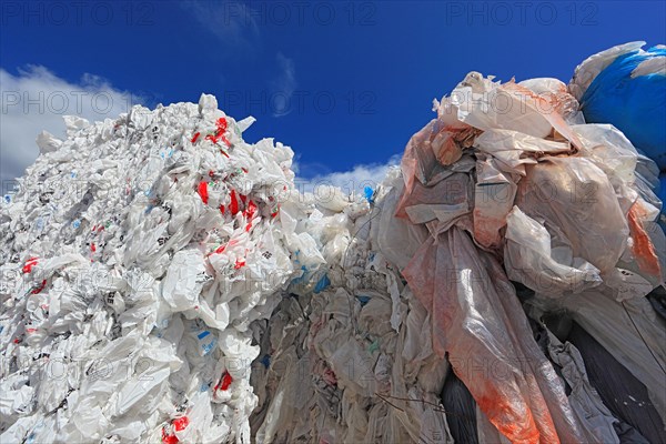 Ballen mit Plastikfolien fuer das Kunststoffrecycling in einem Recyclingbetrieb