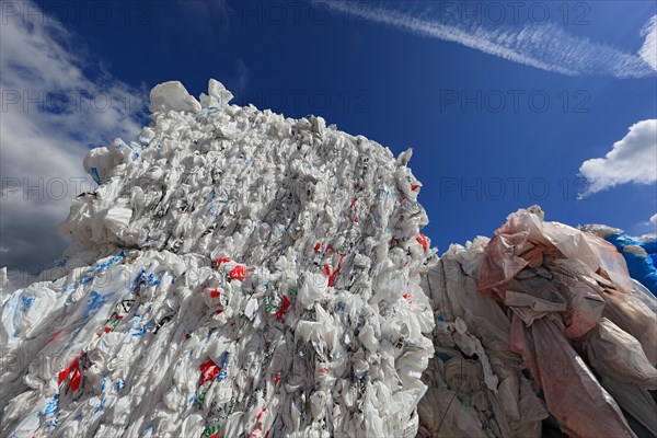 Ballen mit Plastikfolien fuer das Kunststoffrecycling in einem Recyclingbetrieb