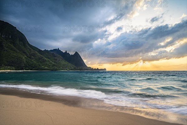 Tunnels Beach mit Blick auf Haena State Park